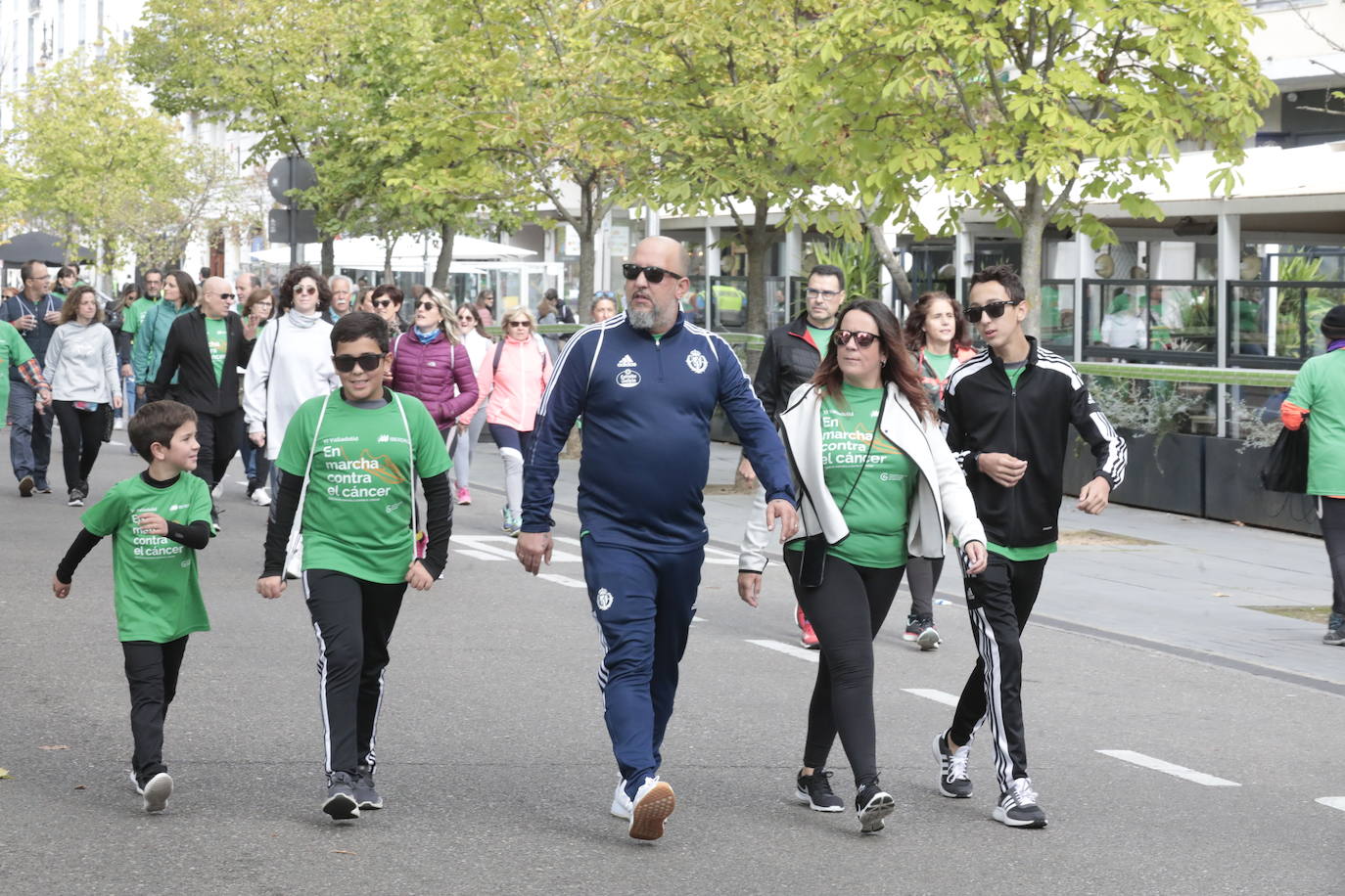 Fotos: La marcha contra el cáncer llena Valladolid de verde