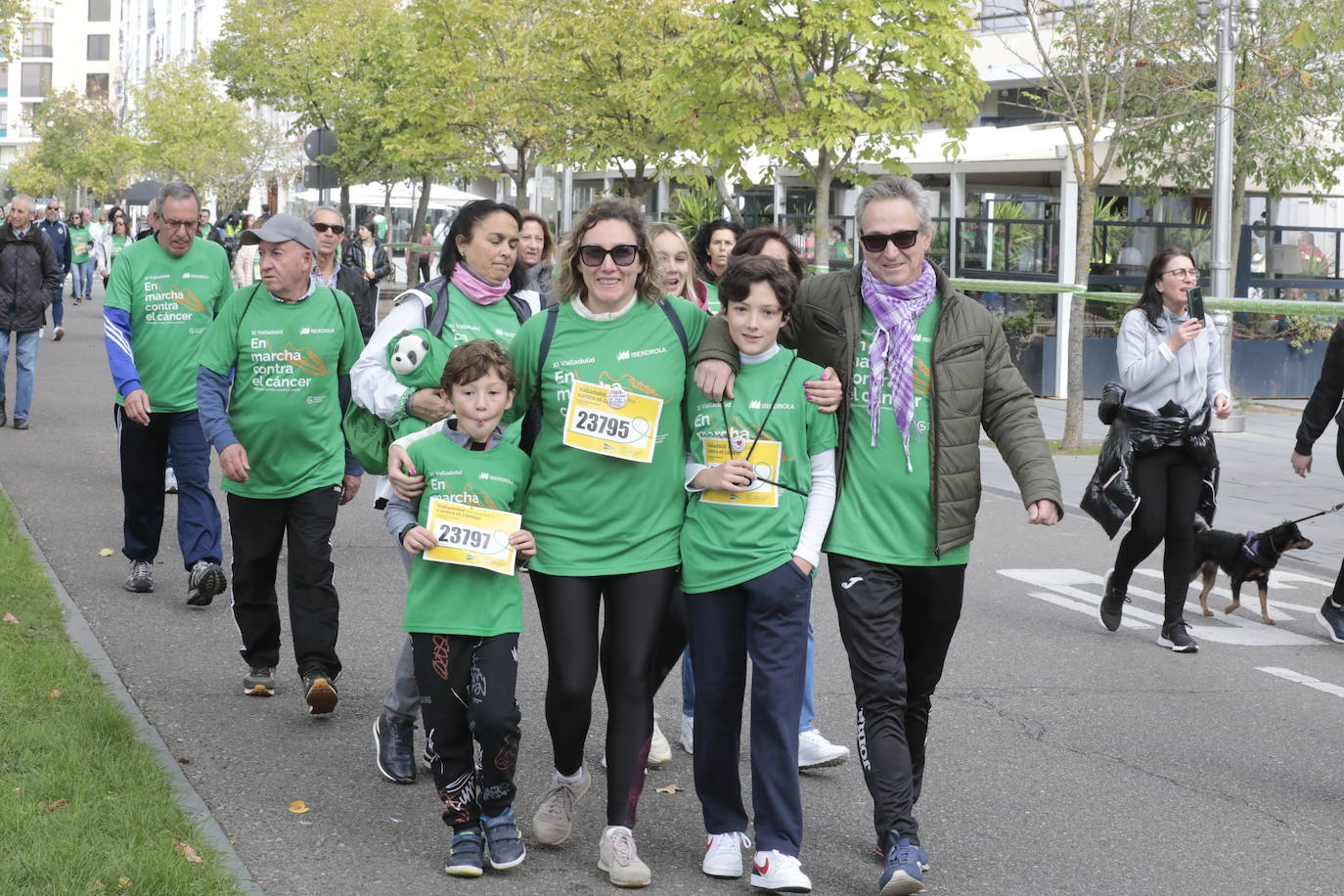 Fotos: La marcha contra el cáncer llena Valladolid de verde