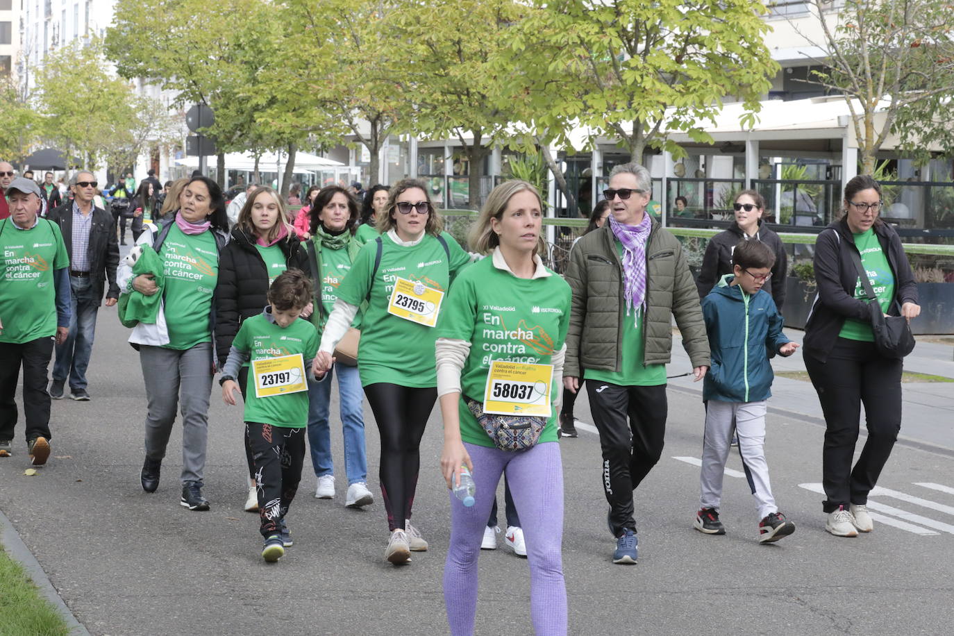 Fotos: La marcha contra el cáncer llena Valladolid de verde