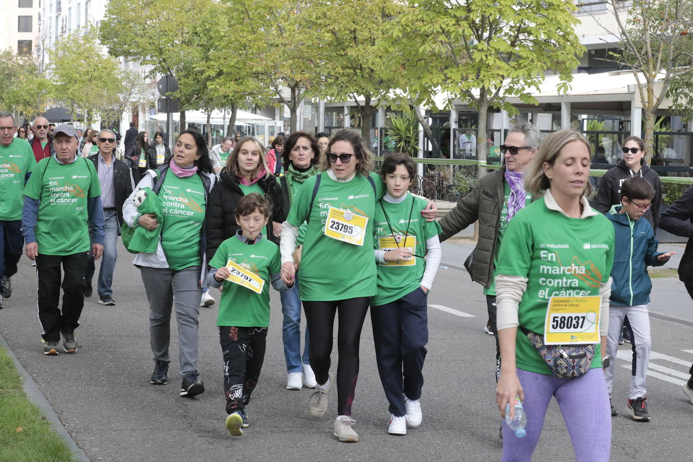 Fotos: La marcha contra el cáncer llena Valladolid de verde