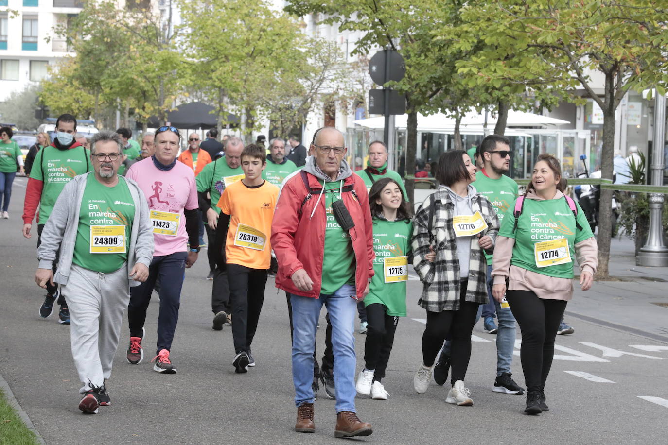 Fotos: La marcha contra el cáncer llena Valladolid de verde