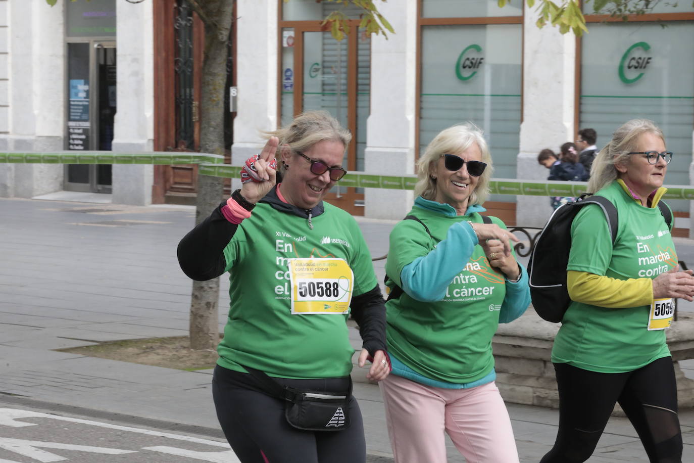 Fotos: La marcha contra el cáncer llena Valladolid de verde