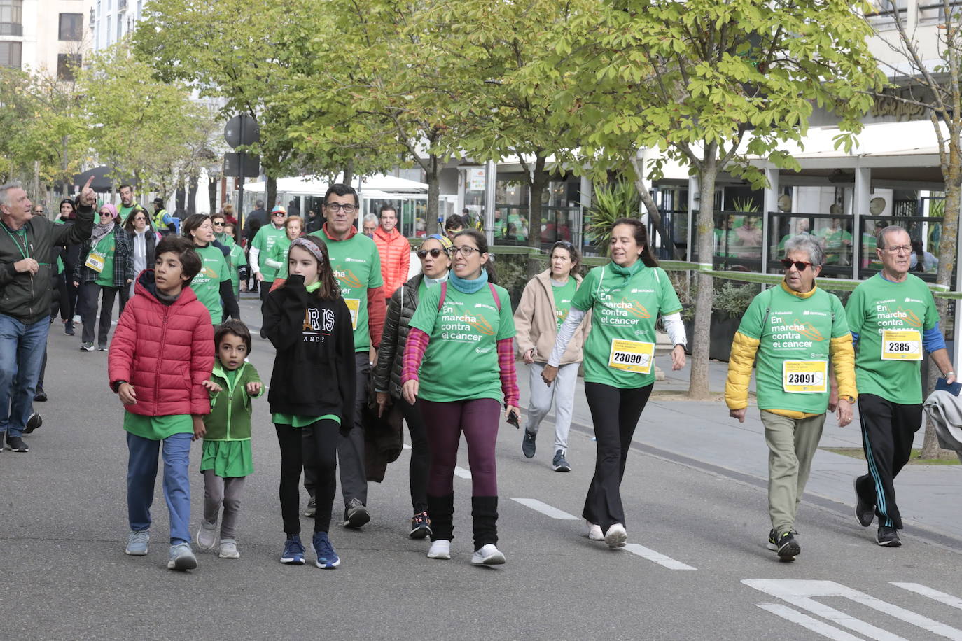 Fotos: La marcha contra el cáncer llena Valladolid de verde