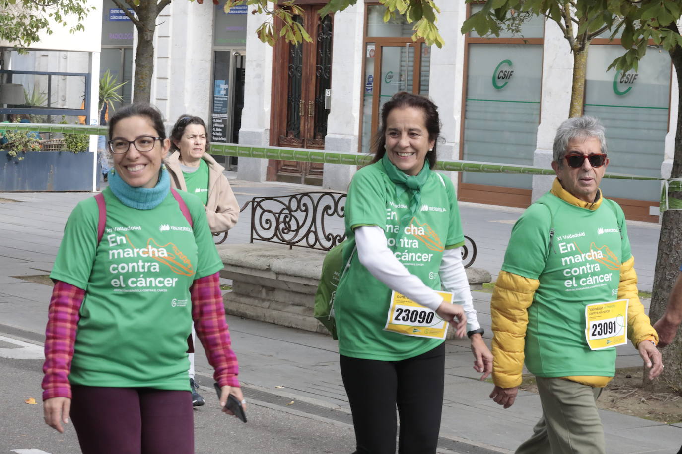 Fotos: La marcha contra el cáncer llena Valladolid de verde