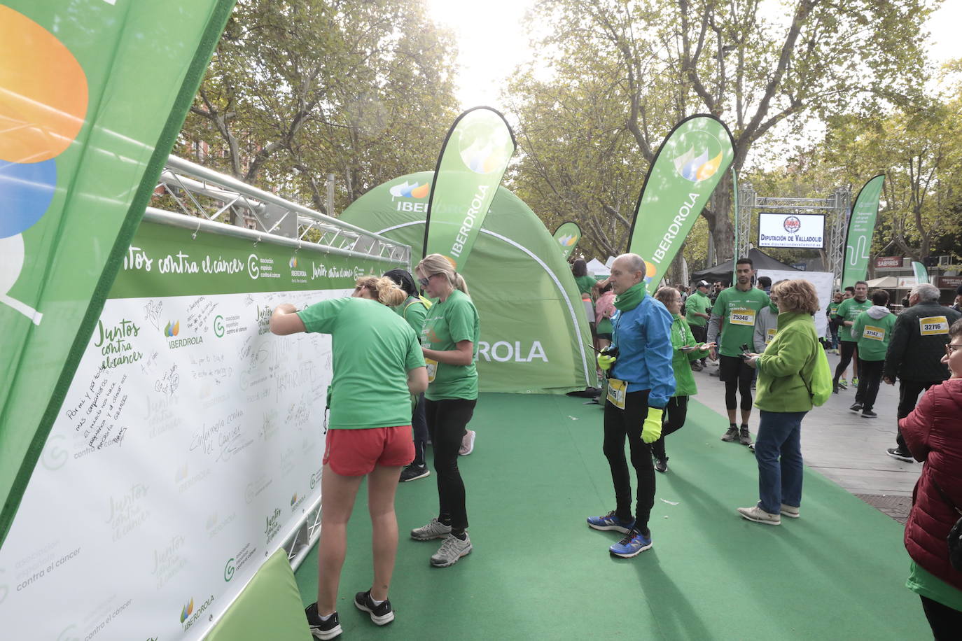 Fotos: La marcha contra el cáncer llena Valladolid de verde