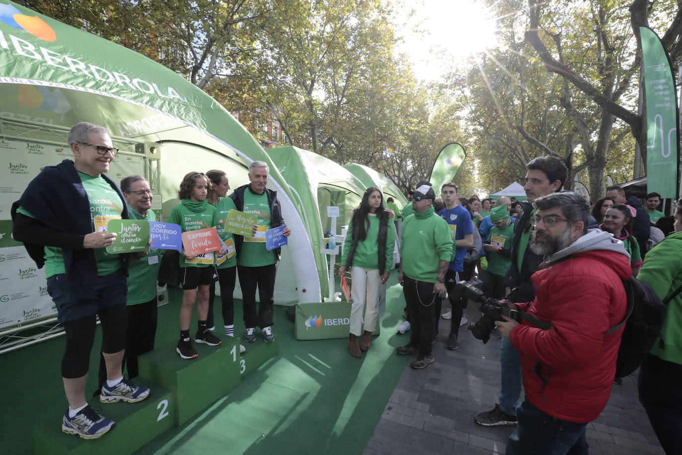 Fotos: La marcha contra el cáncer llena Valladolid de verde