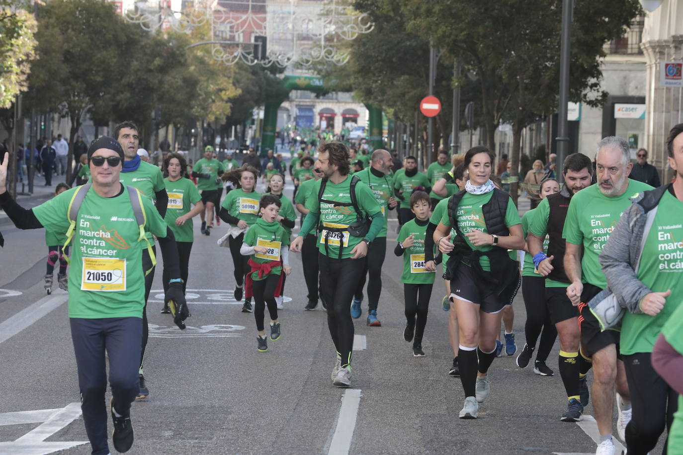 Fotos: La marcha contra el cáncer llena Valladolid de verde