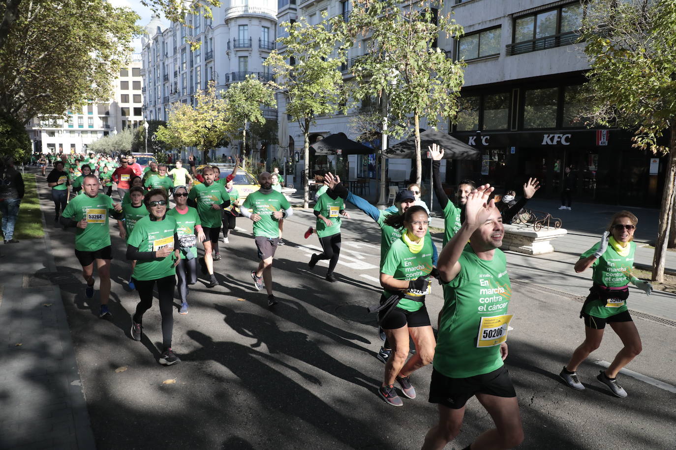 Fotos: La marcha contra el cáncer llena Valladolid de verde