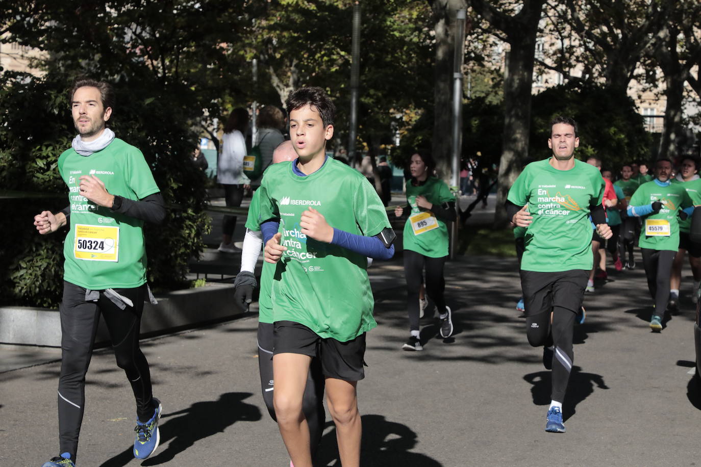 Fotos: La marcha contra el cáncer llena Valladolid de verde