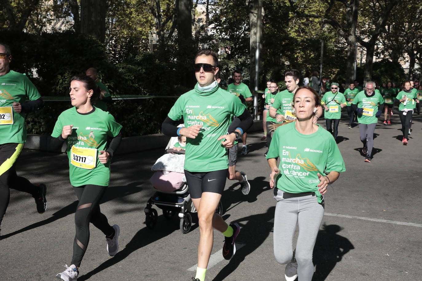 Fotos: La marcha contra el cáncer llena Valladolid de verde