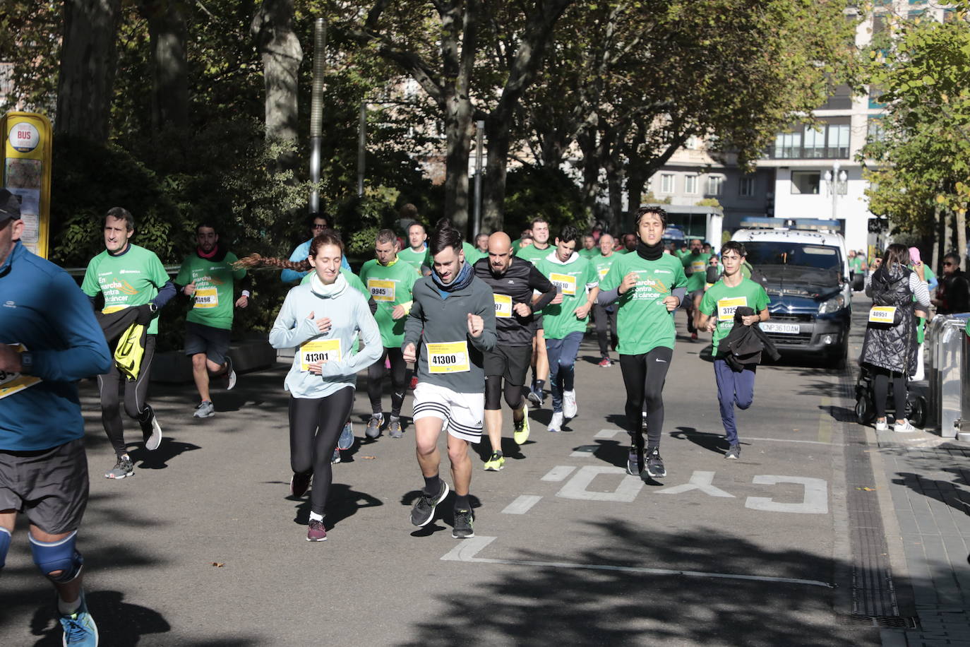 Fotos: La marcha contra el cáncer llena Valladolid de verde