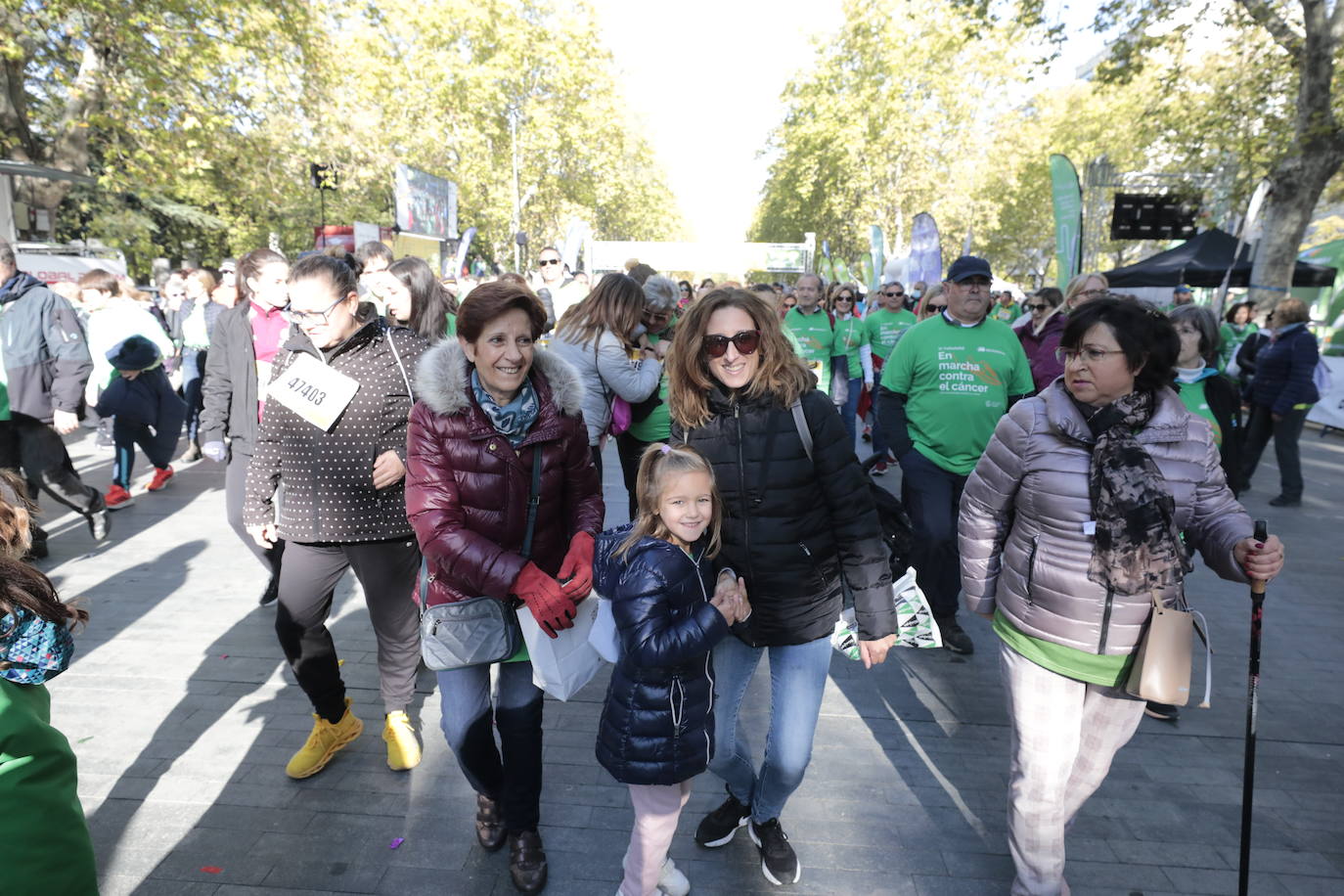 Fotos: La marcha contra el cáncer llena Valladolid de verde