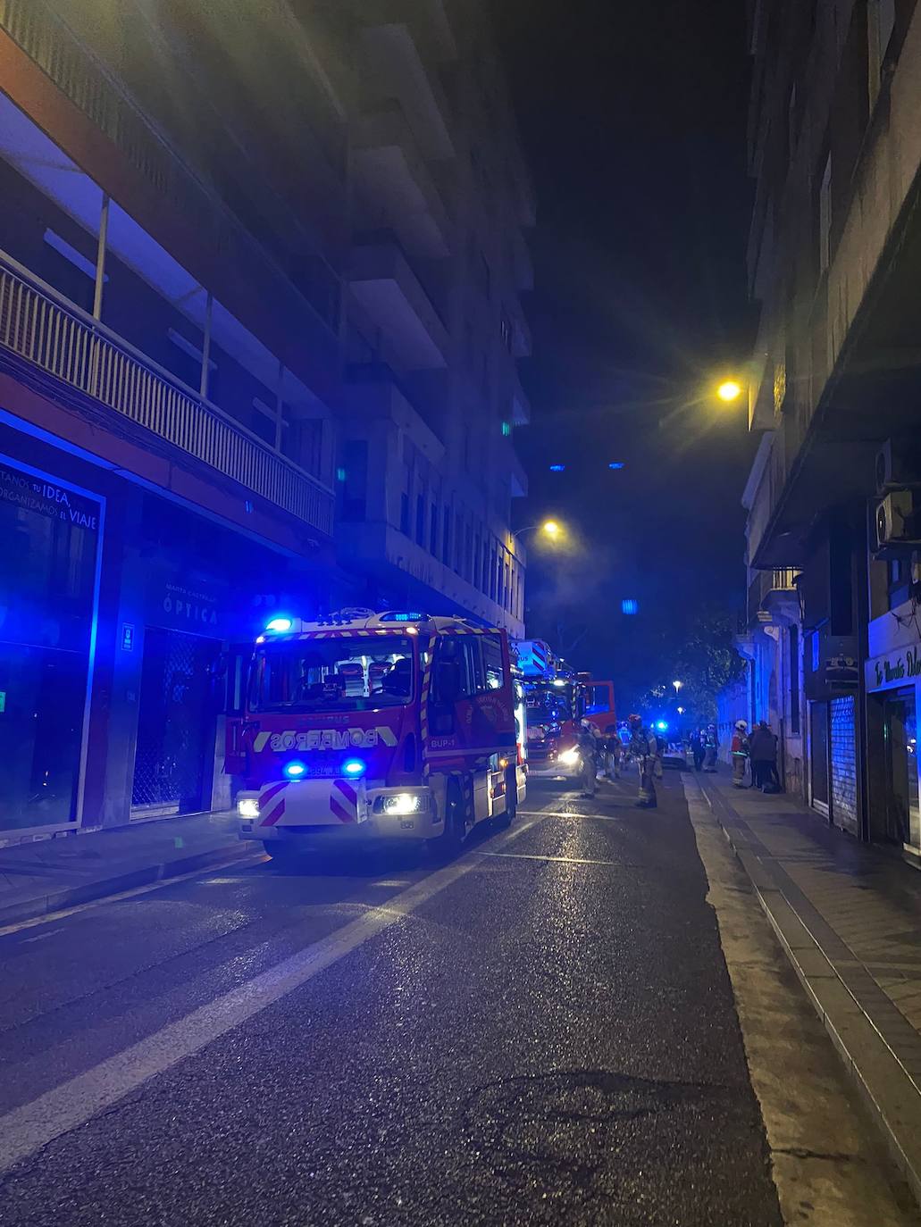 Fotos: Corte al tráfico de una céntrica calle de Valladolid por un aviso de incendio