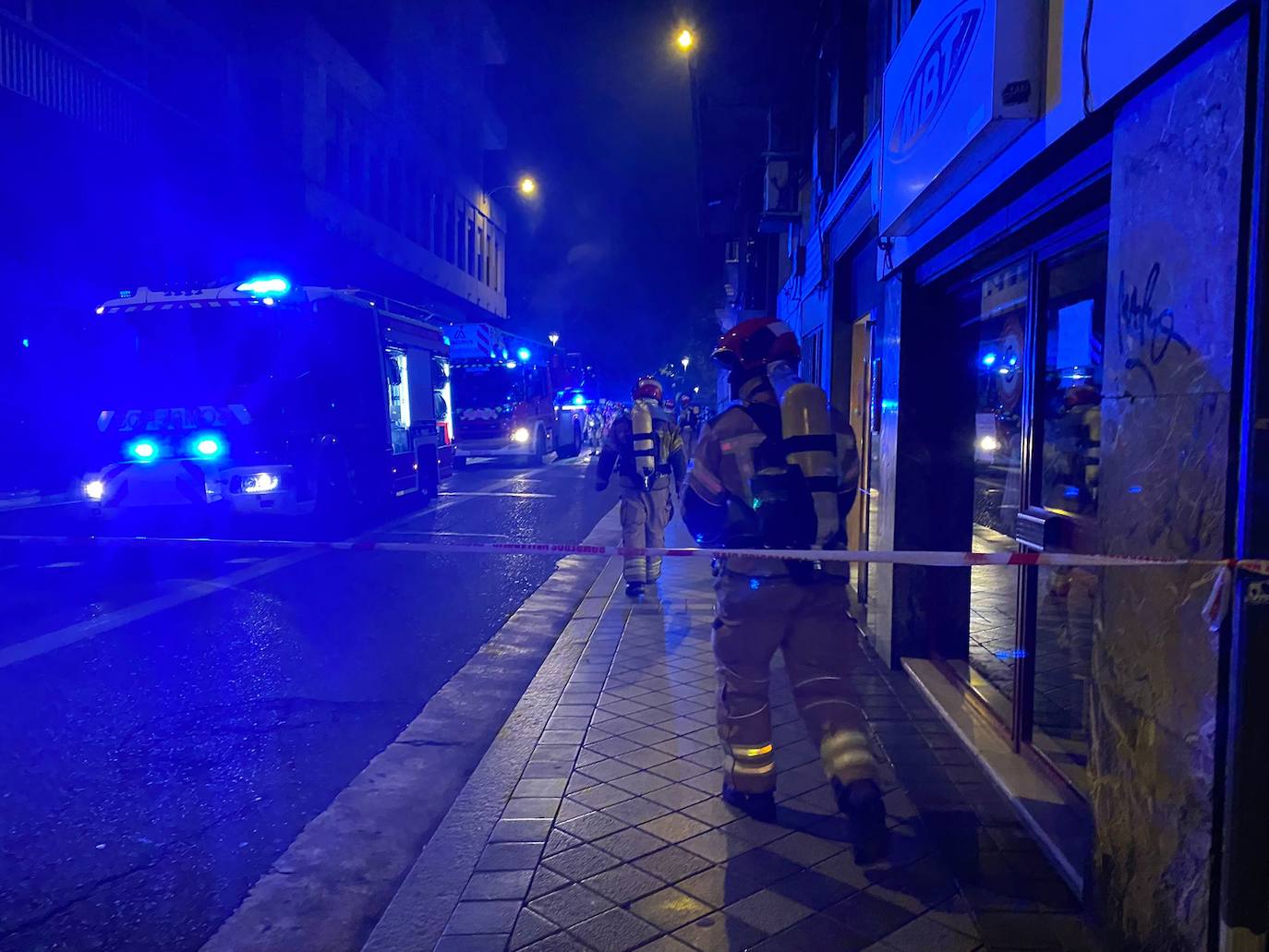 Fotos: Corte al tráfico de una céntrica calle de Valladolid por un aviso de incendio