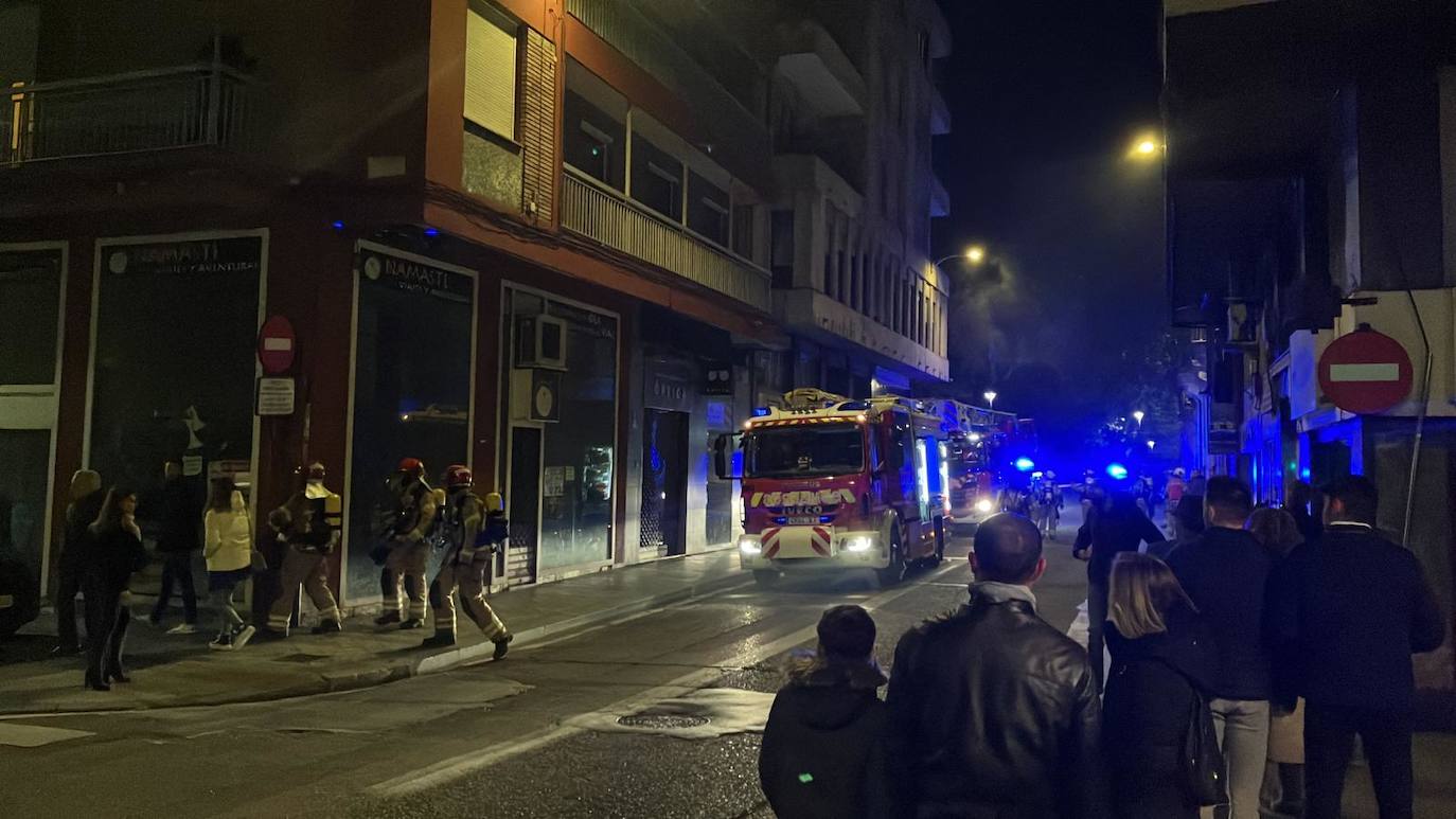 Fotos: Corte al tráfico de una céntrica calle de Valladolid por un aviso de incendio