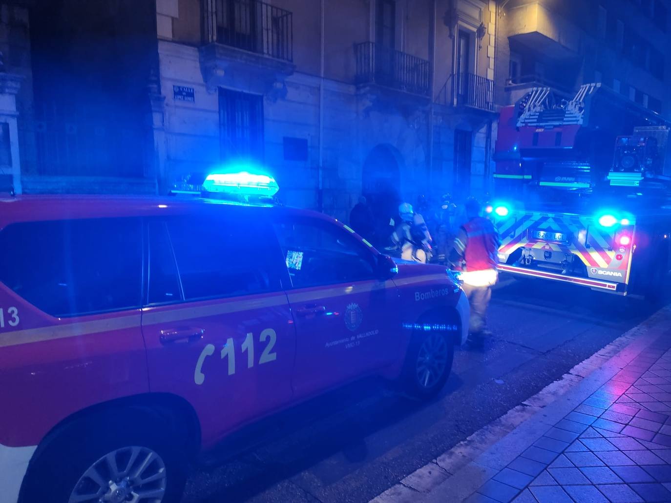 Fotos: Corte al tráfico de una céntrica calle de Valladolid por un aviso de incendio