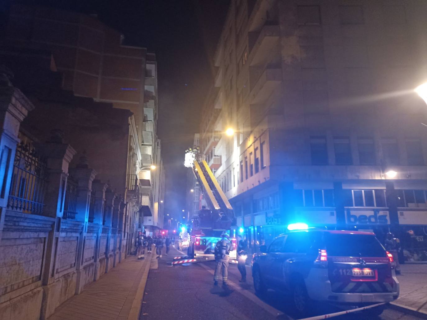 Fotos: Corte al tráfico de una céntrica calle de Valladolid por un aviso de incendio