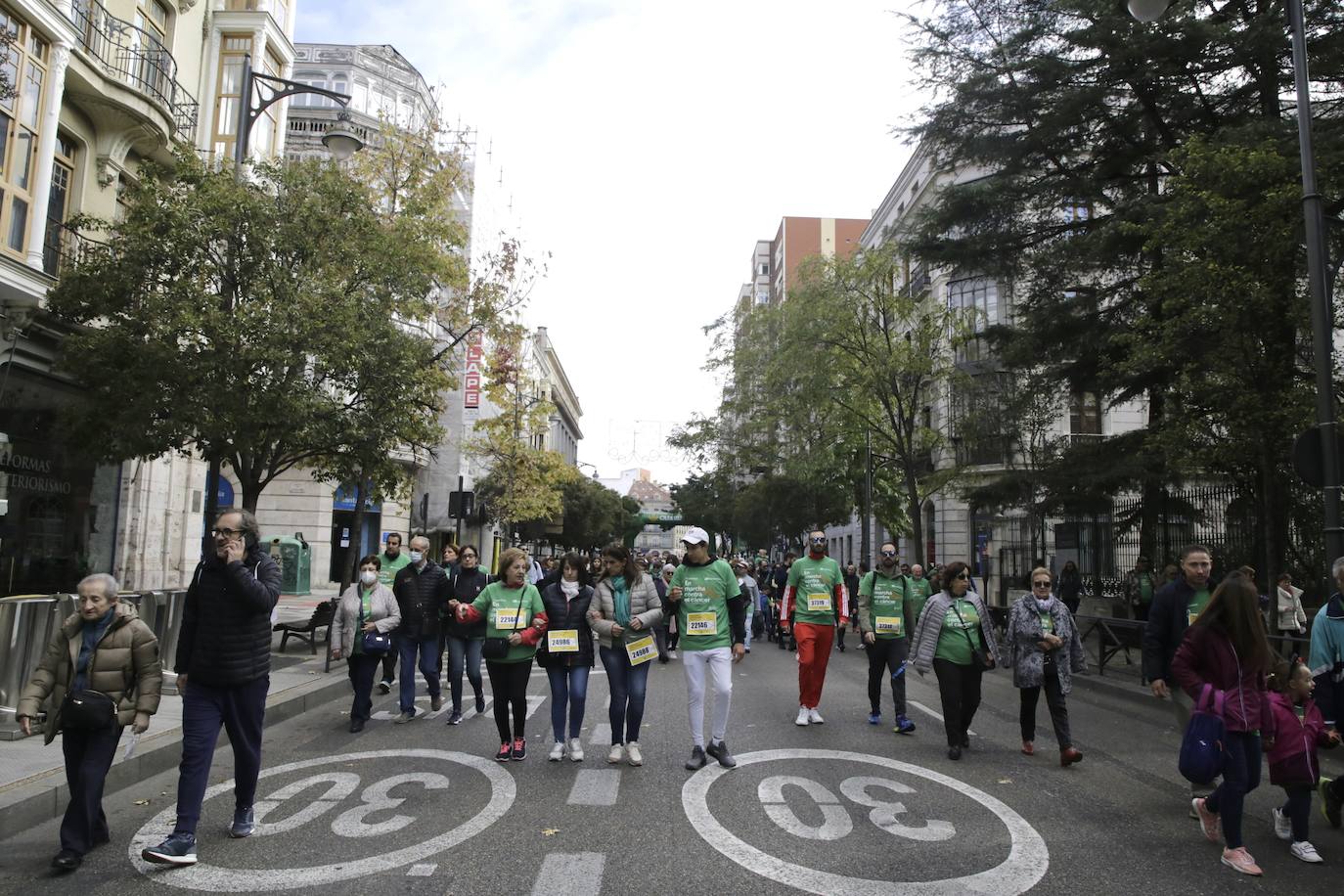 Fotos: La marcha contra el cáncer llena Valladolid de verde