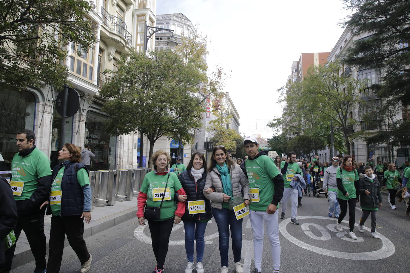 Fotos: La marcha contra el cáncer llena Valladolid de verde