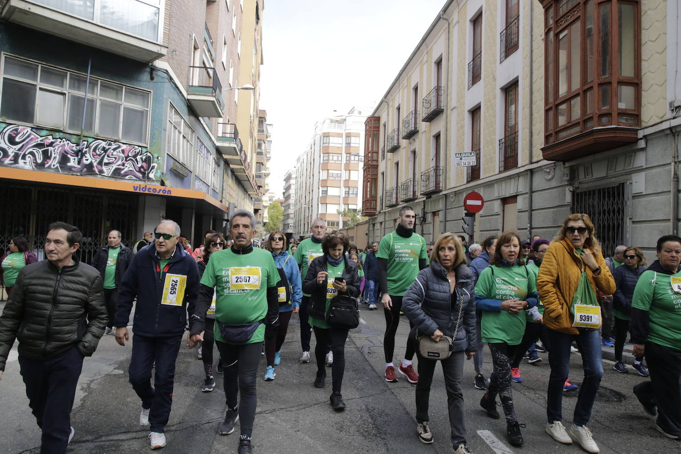 Fotos: La marcha contra el cáncer llena Valladolid de verde