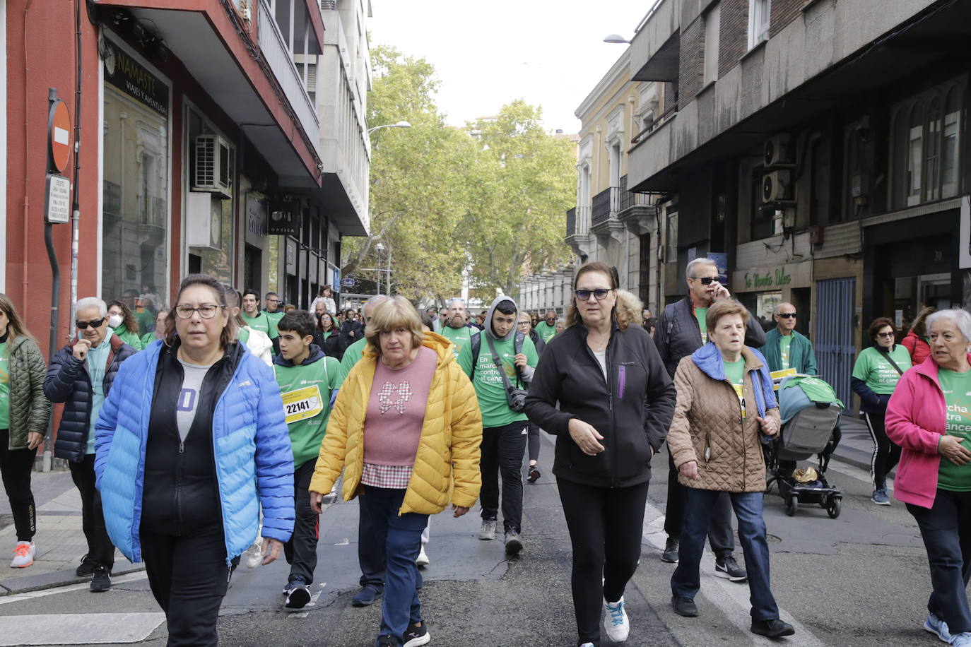 Fotos: La marcha contra el cáncer llena Valladolid de verde