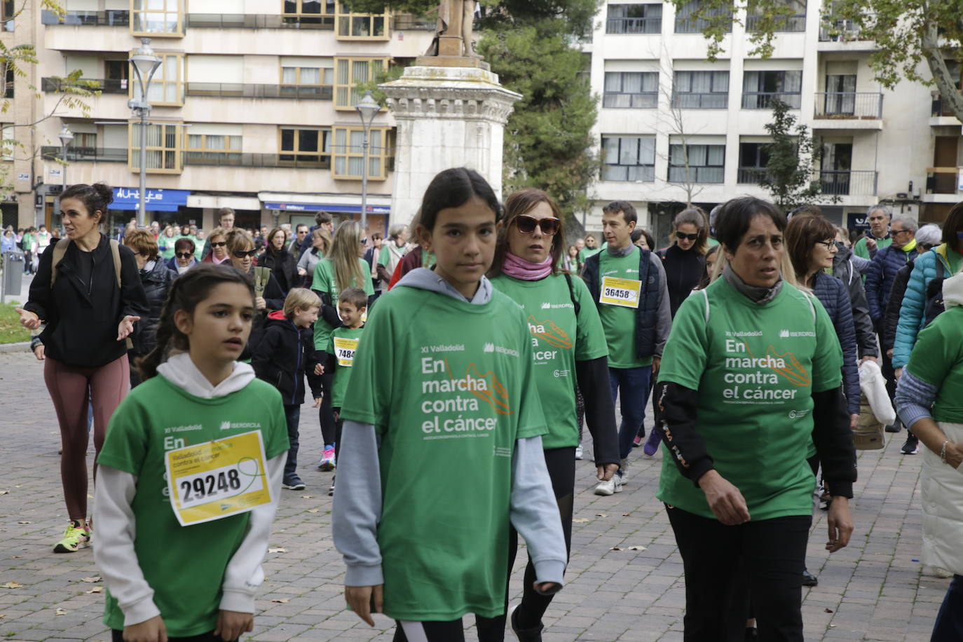 Fotos: La marcha contra el cáncer llena Valladolid de verde