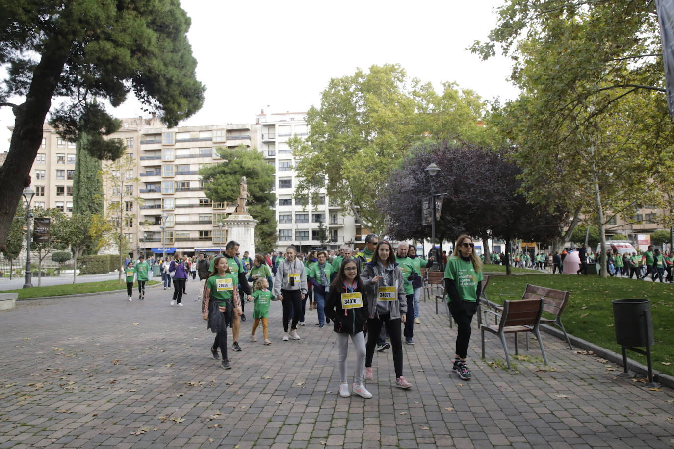 Fotos: La marcha contra el cáncer llena Valladolid de verde