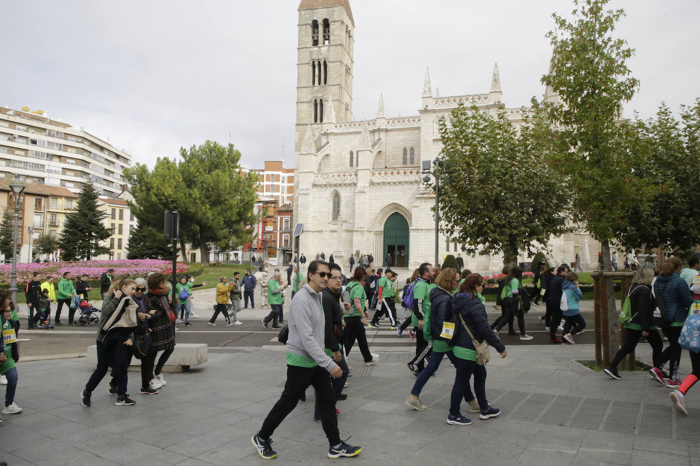 Fotos: La marcha contra el cáncer llena Valladolid de verde