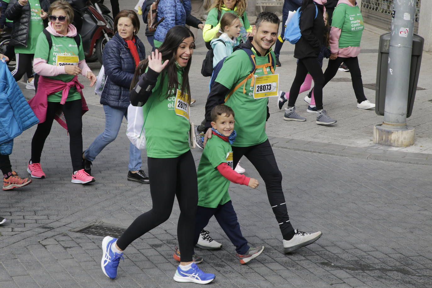 Fotos: La marcha contra el cáncer llena Valladolid de verde