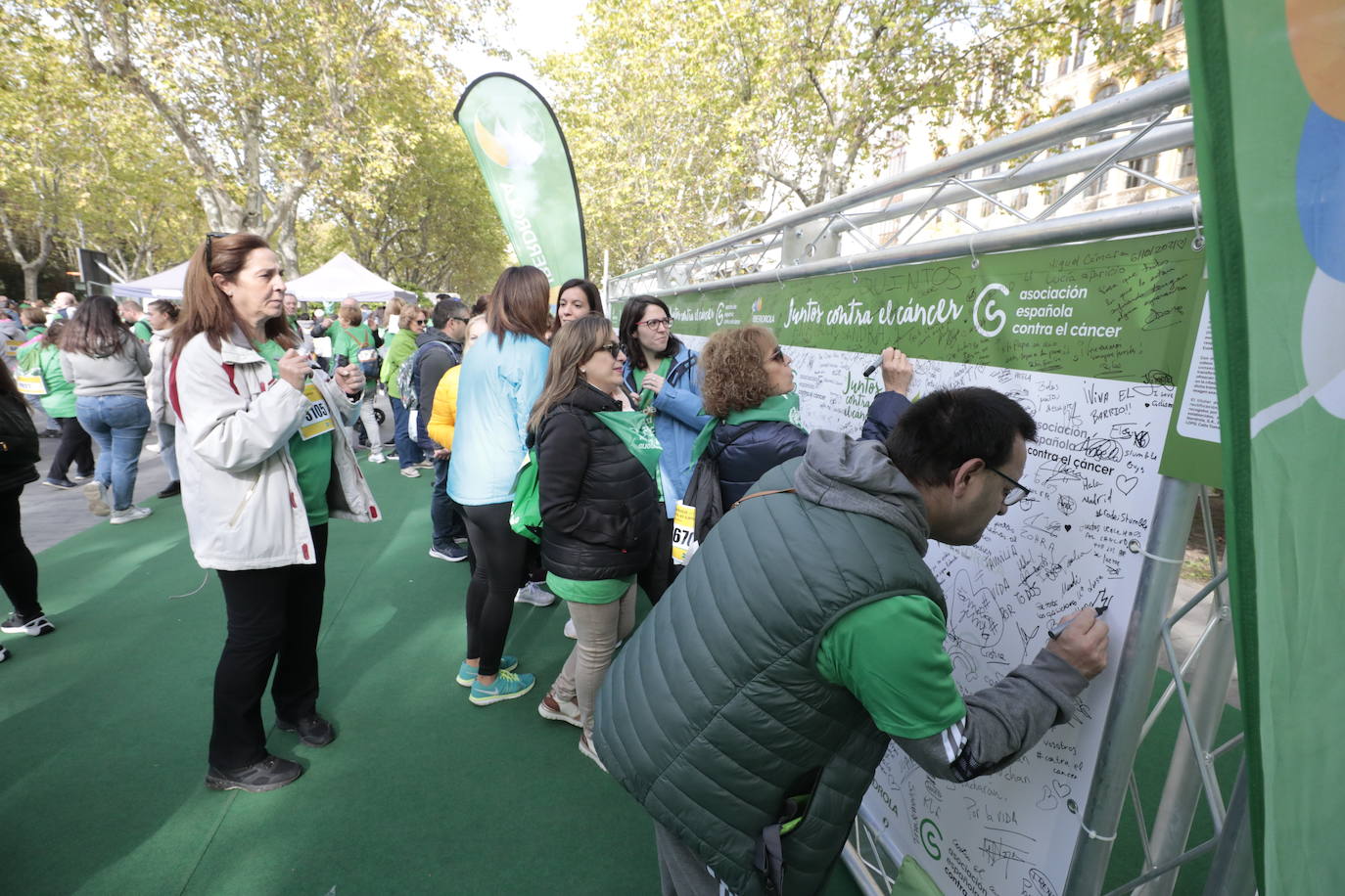 Fotos: La marcha contra el cáncer llena Valladolid de verde