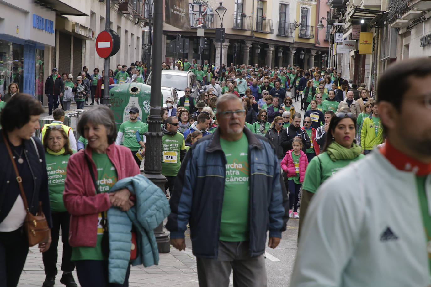 Fotos: La marcha contra el cáncer llena Valladolid de verde