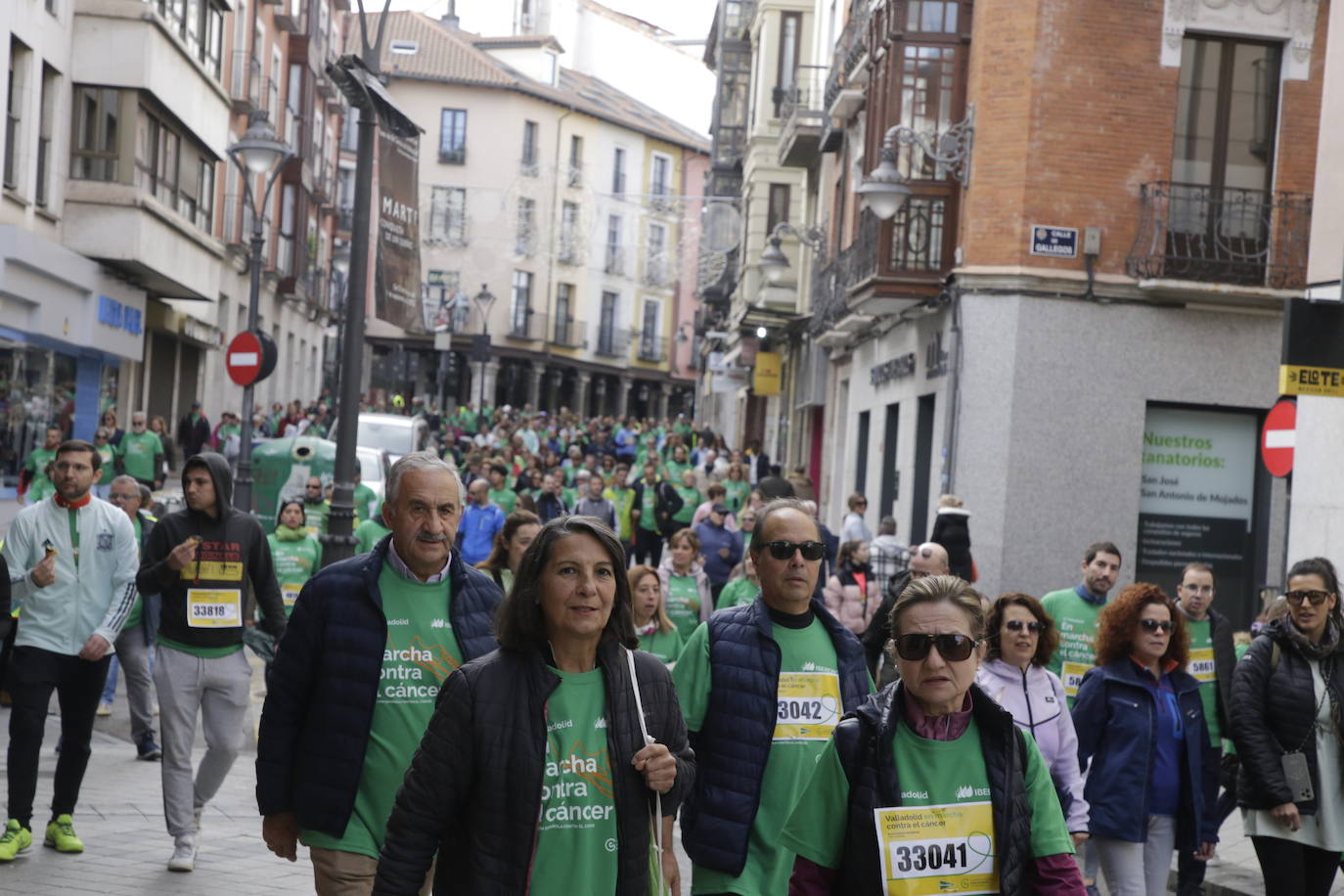 Fotos: La marcha contra el cáncer llena Valladolid de verde