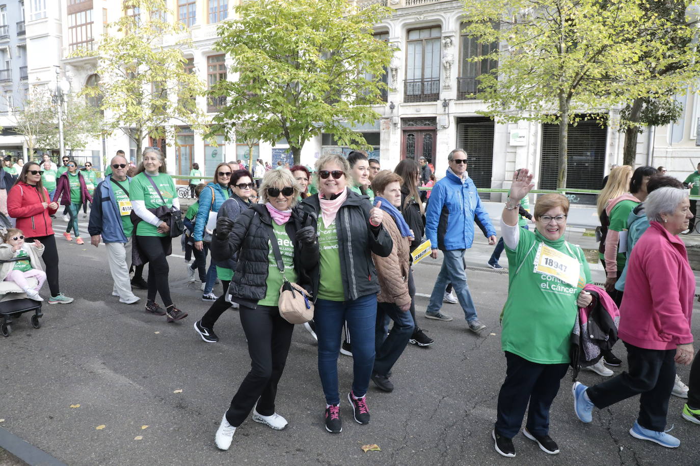 Fotos: La marcha contra el cáncer llena Valladolid de verde