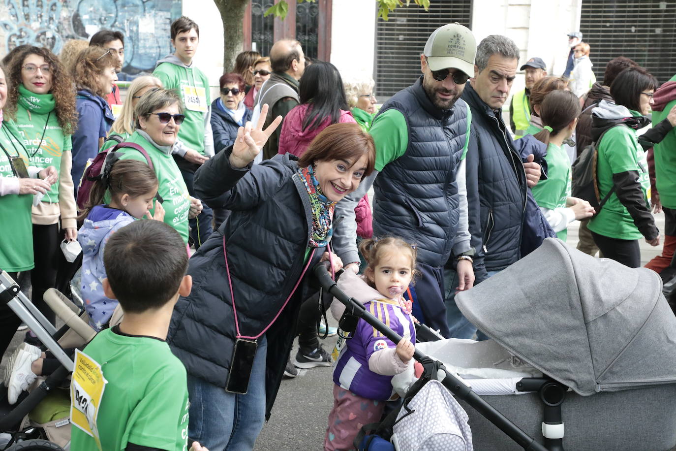 Fotos: La marcha contra el cáncer llena Valladolid de verde