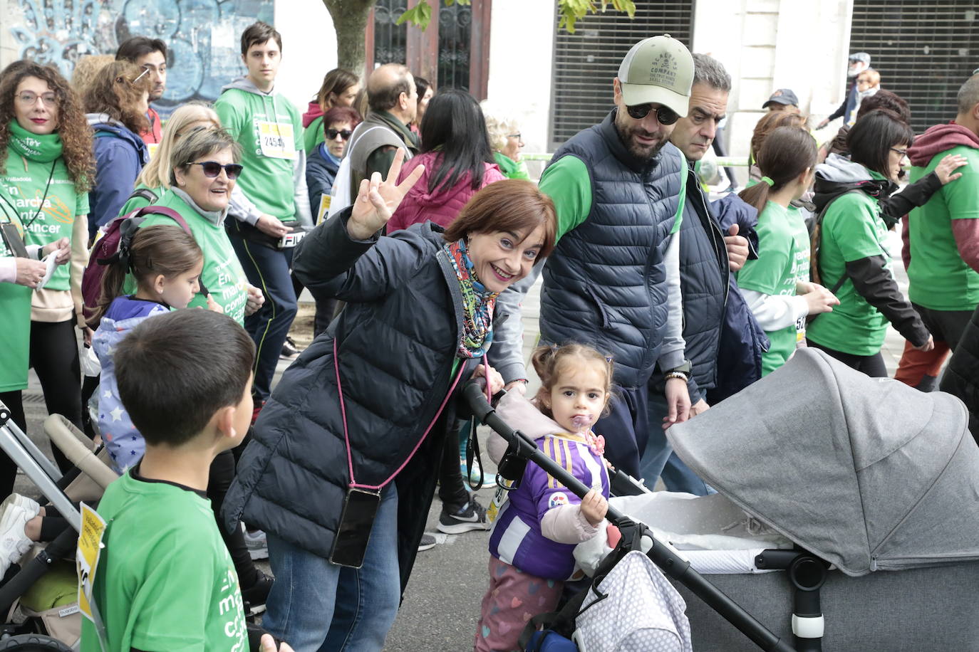 Fotos: La marcha contra el cáncer llena Valladolid de verde