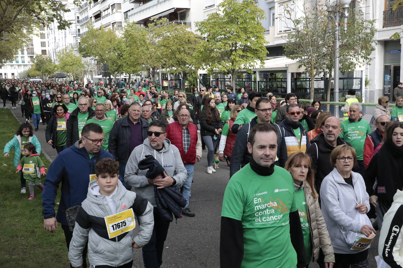 Fotos: La marcha contra el cáncer llena Valladolid de verde