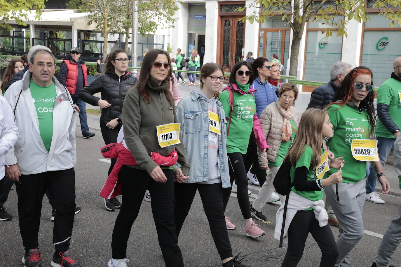 Fotos: La marcha contra el cáncer llena Valladolid de verde