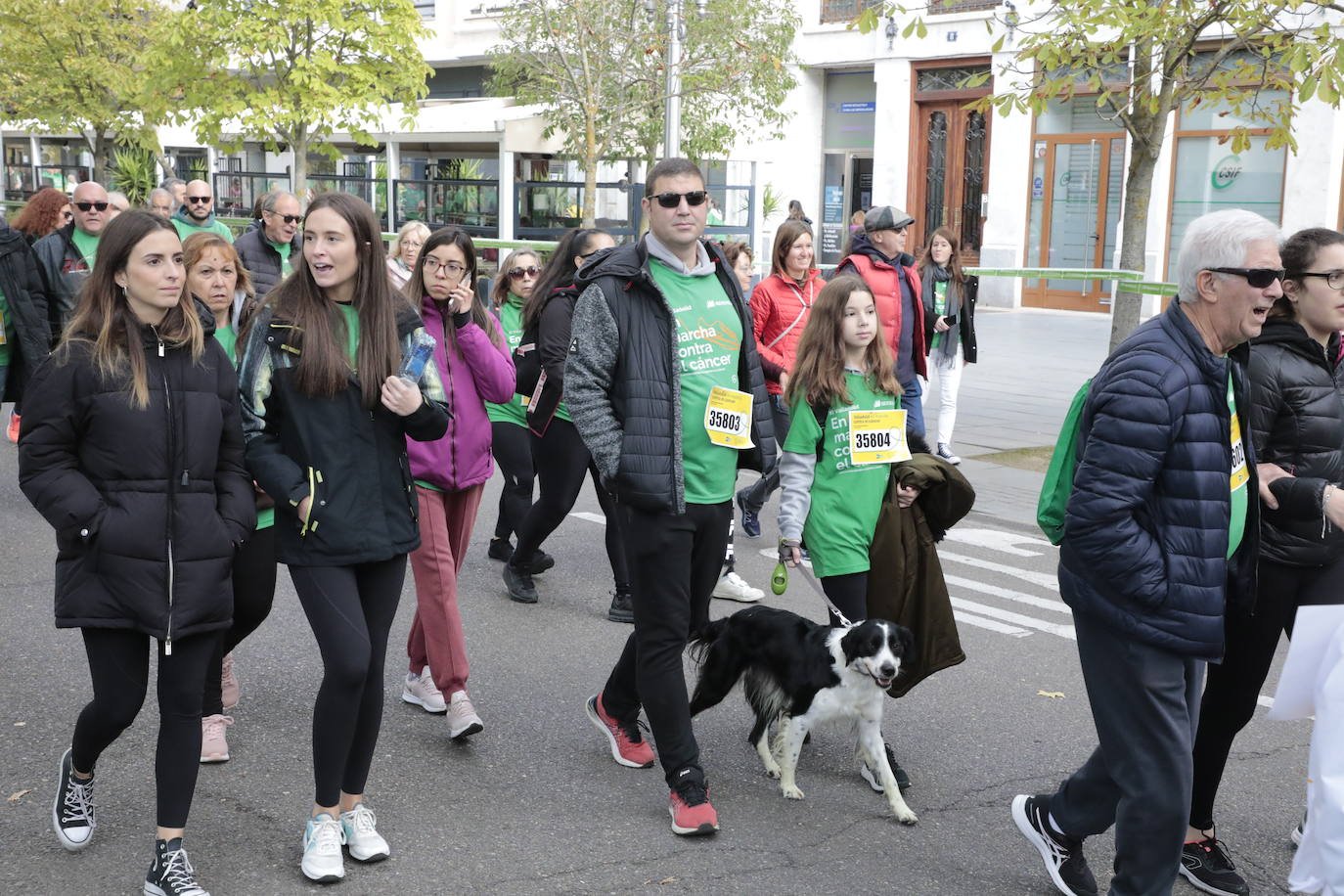 Fotos: La marcha contra el cáncer llena Valladolid de verde