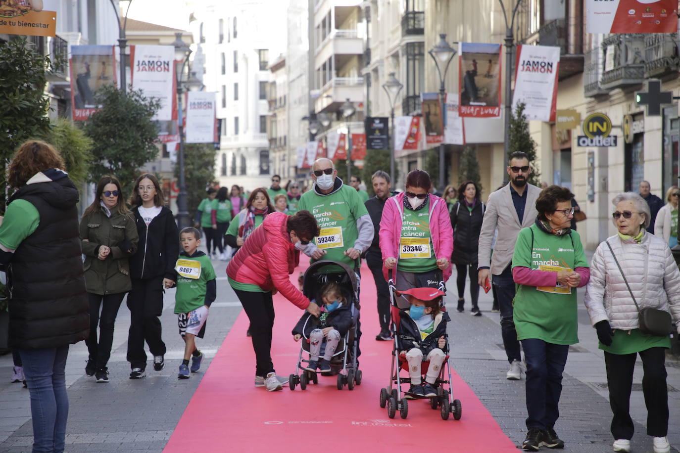 Fotos: La marcha contra el cáncer llena Valladolid de verde