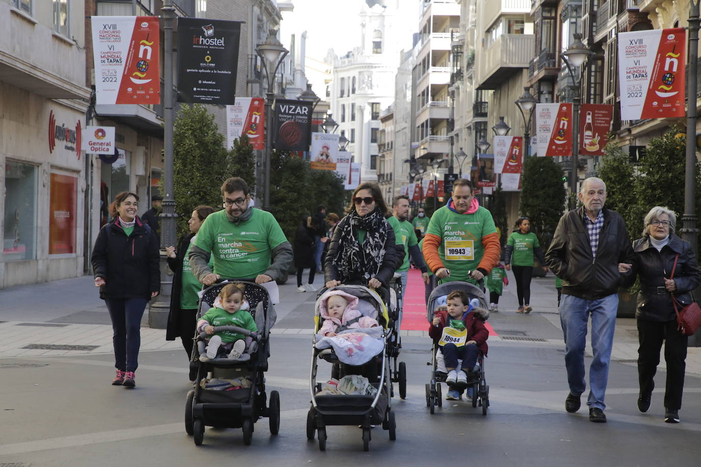 Fotos: La marcha contra el cáncer llena Valladolid de verde