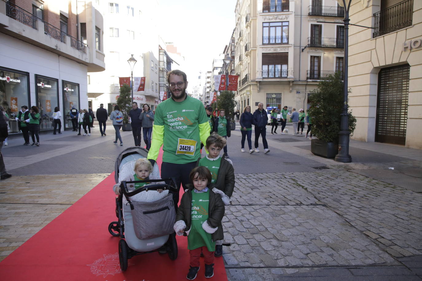 Fotos: La marcha contra el cáncer llena Valladolid de verde