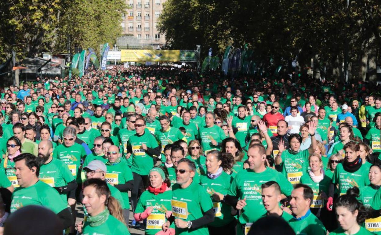 Miles de personas toman la salida de la Marcha Contra el Cáncer en la Acera de Recoletos.