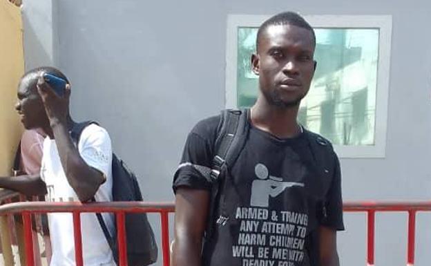 Cheikh, hijo de Ablaye, en la puerta de la embajada