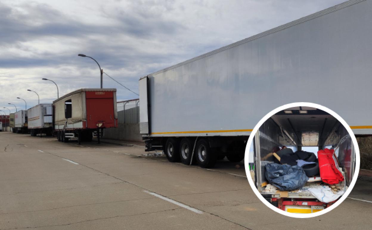 Fila de remolques abandonados en la calle Carreteros de Villanubla.