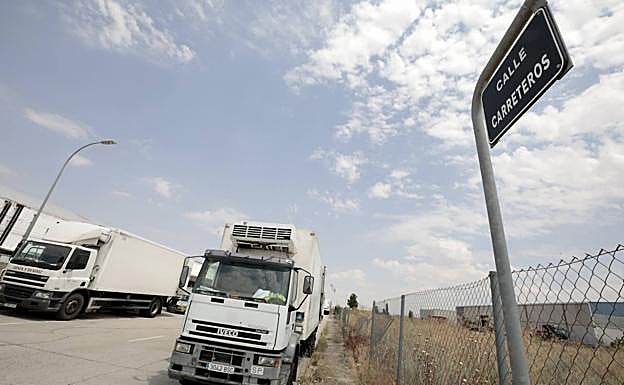 Imagen principal - Valladolid: Villanubla confía en erradicar el cementerio de camiones «antes de 2023»