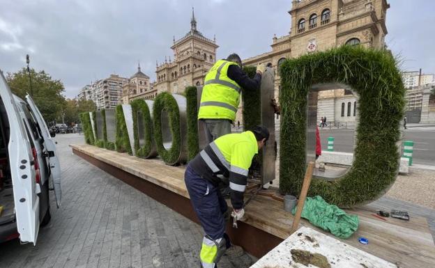 Los operarios colocan la letra 'I' en el panel vegetal de Valladolid en la plaza de Zorrilla. 