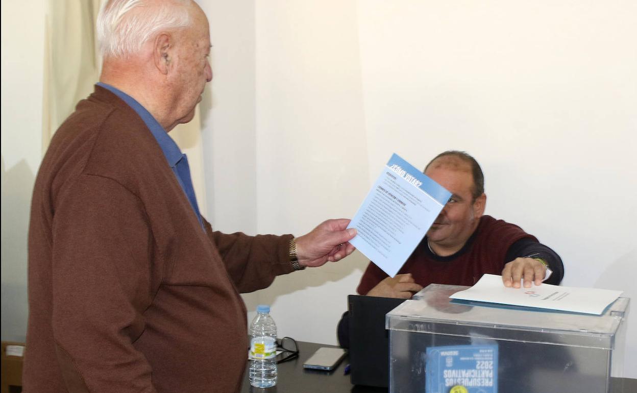 Un hombre acude a votar, este sábado pasado, en la convocatoria de presupuestos participativos. 