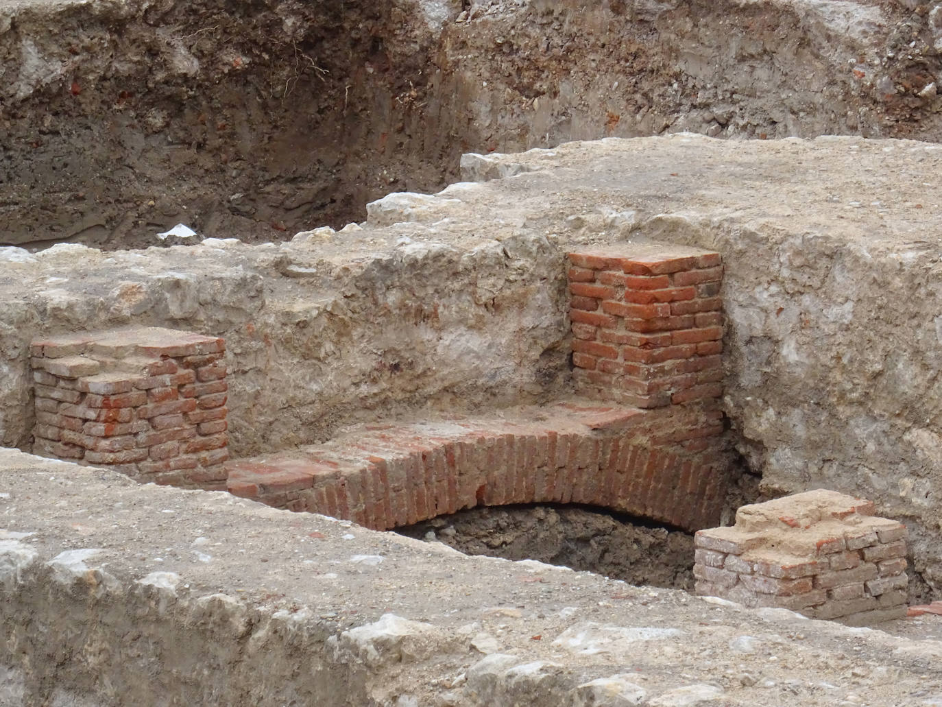 Los restos del convento de Las Salesas, donde se va a construir el edificio de Consultas Externas del Clínico. 