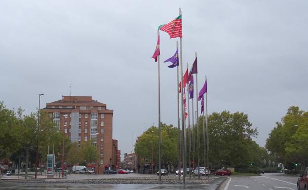 Las banderas de la glorieta, ya respuestas, a primera hora de la tarde. 