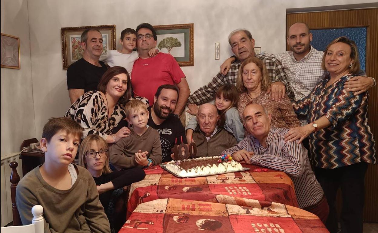 Sacerdote Martín cumplió cien años junto a su familia. 